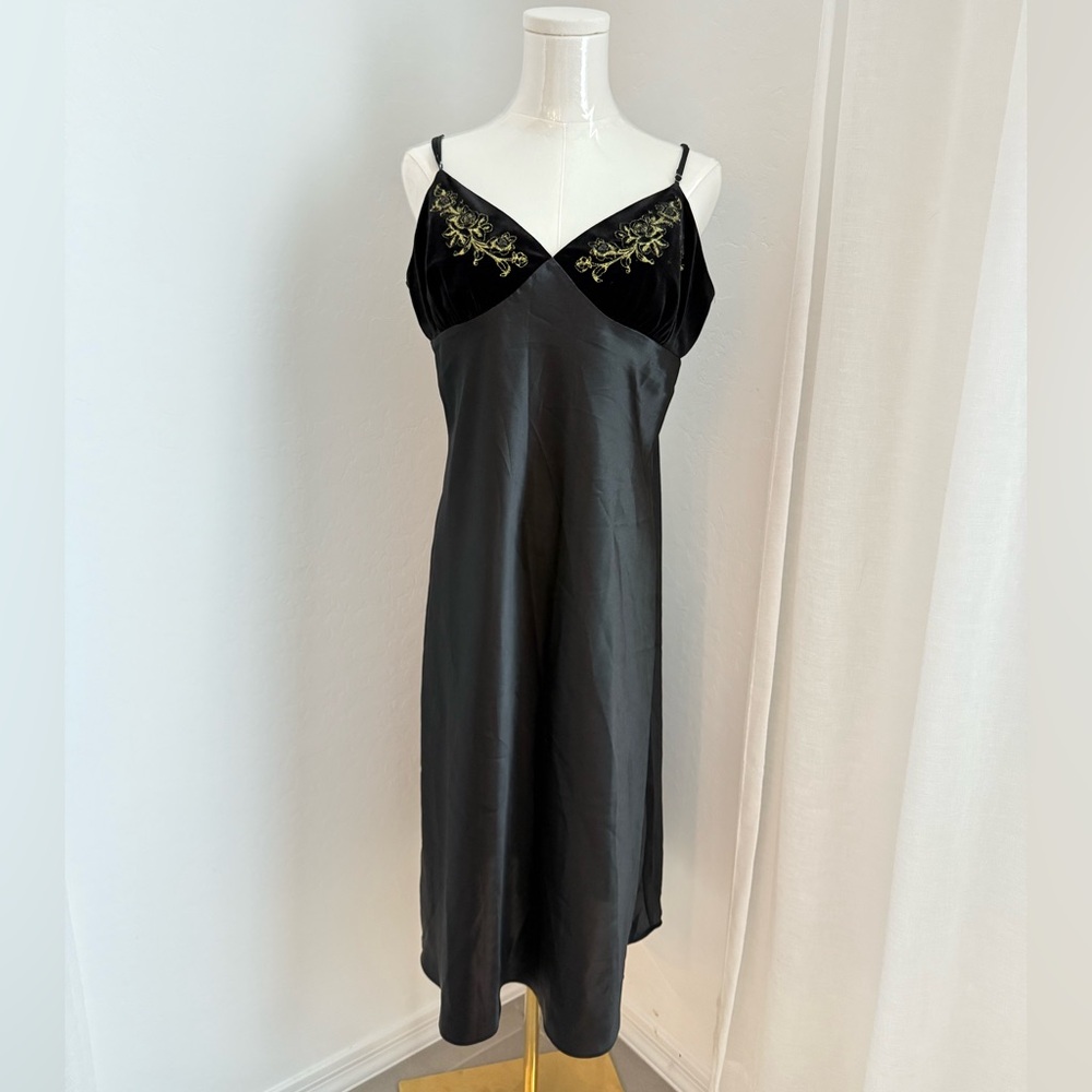 Morgan Taylor Intimates Black Embroidered velveteen top Nightgown Size Large EUC